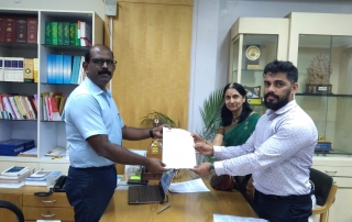 Mr. Prabhanand Hegde of CFAR and Kathyayini Chamaraj of CIVIC handing over Memorandum to Mr. Manivannan, Labour Secretary