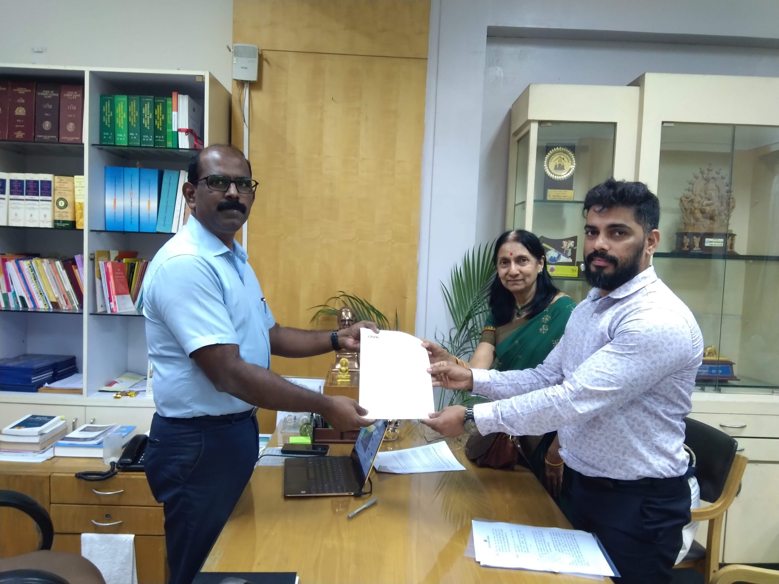 Mr. Prabhanand Hegde of CFAR and Kathyayini Chamaraj of CIVIC handing over Memorandum to Mr. Manivannan, Labour Secretary